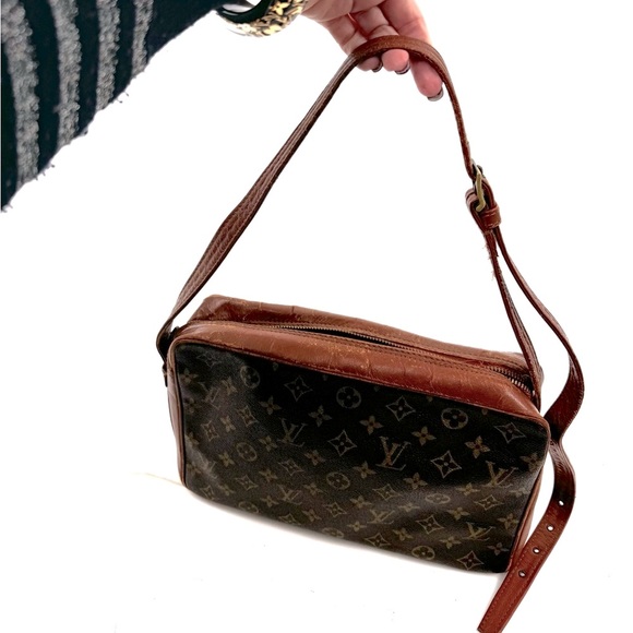 Louis Vuitton Monogram bag..ususual adjustable strapp that tucks under the bag - Picture 4 of 13